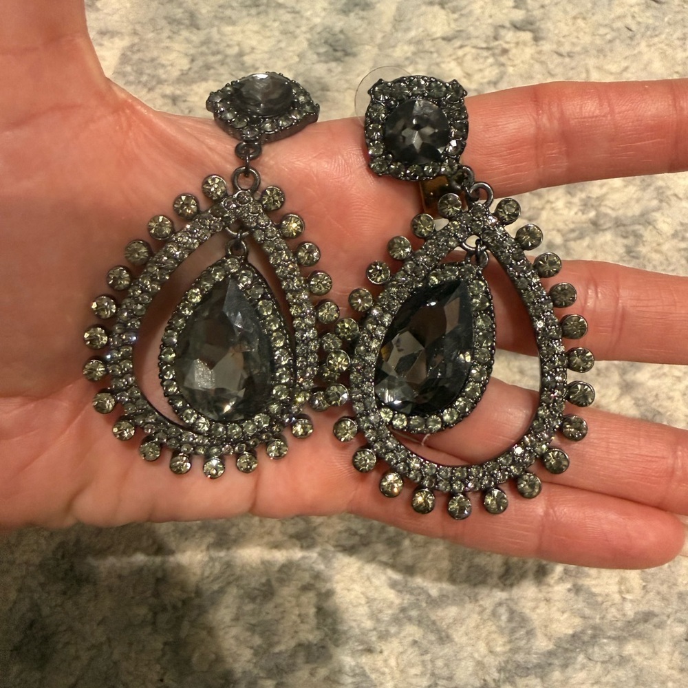 Gunmetal chandelier earring - Picture 2 of 3